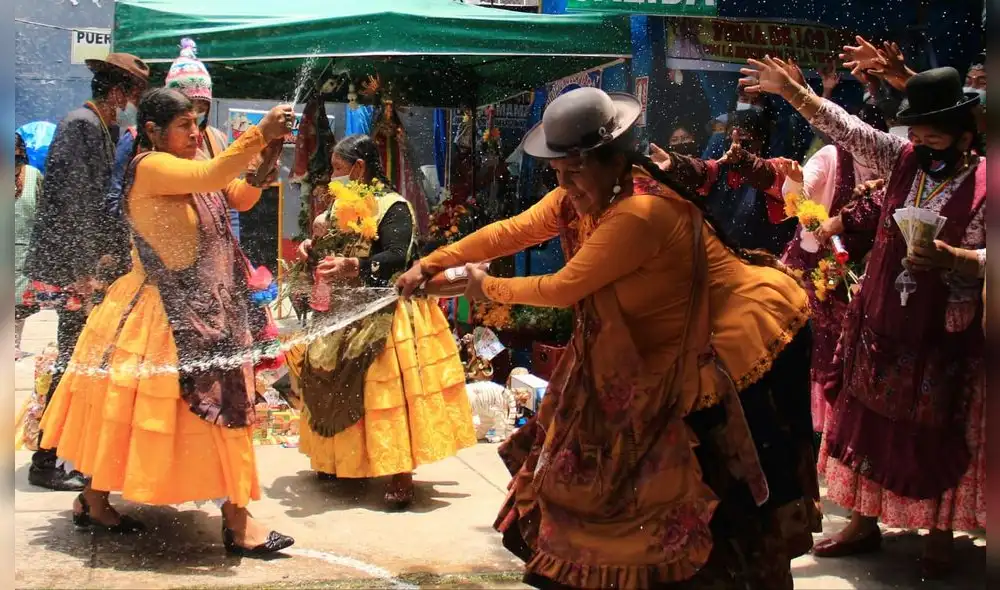 Cábalas. En feria del estadio Melgar población puede adquirir alasitas. Foto: Zinthia Fernández Cábalas. En feria del estadio Melgar población puede adquirir alasitas. Foto: Zinthia Fernández