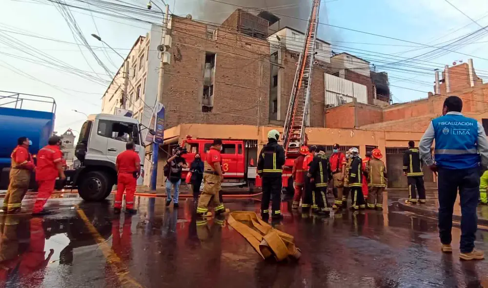 Más de 150 bomberos atendieron la emergencia. Foto: URPI-LR