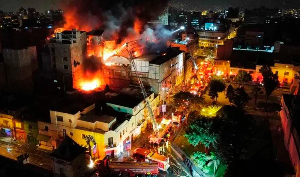 El incendio se produjo en la Galería Plaza Central. Foto: URPI-LR