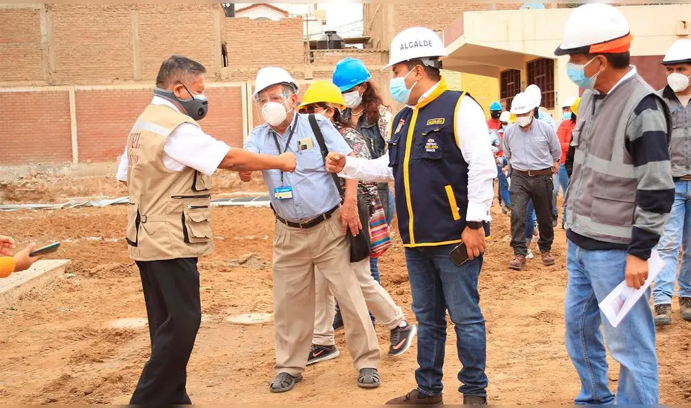 Entidad de control pidió al alcalde Marcos Gasco (centro) tomar medidas correctivas en trabajos de centro educativo. Foto: MPCh