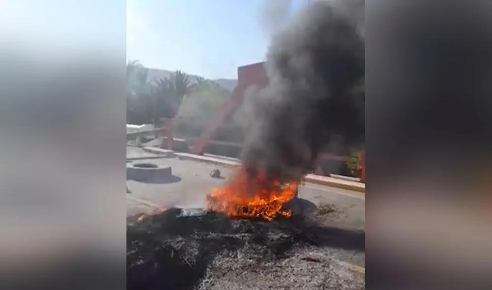Mineros continúan protestando en la carretera Panamericana Sur. Foto: captura / Twitter Mineros continúan protestando en la carretera Panamericana Sur. Foto: captura / Twitter