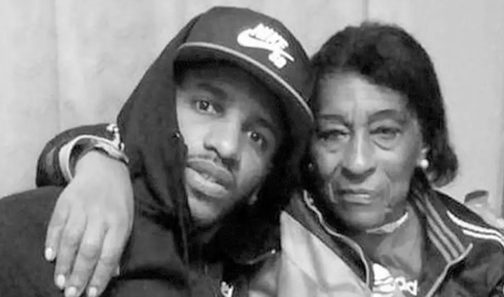 Jefferson Farfán compartió esta foto junto a su abuela Rosa. Foto: Instagram