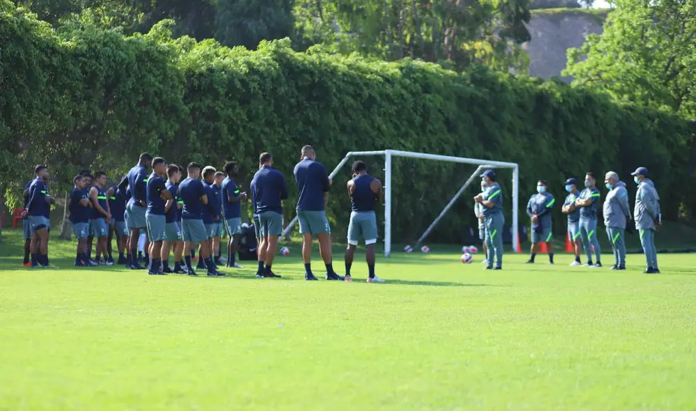 Charla técnica. Carlos Bustos conversando con sus jugadores en el último entrenamiento del 2021. Foto: Twitter Alianza Lima