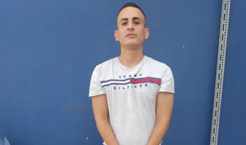 Para rescatarlo, un grupo de vecinos destruyó el automóvil particular donde se desplazaban los agentes. Foto: PNP