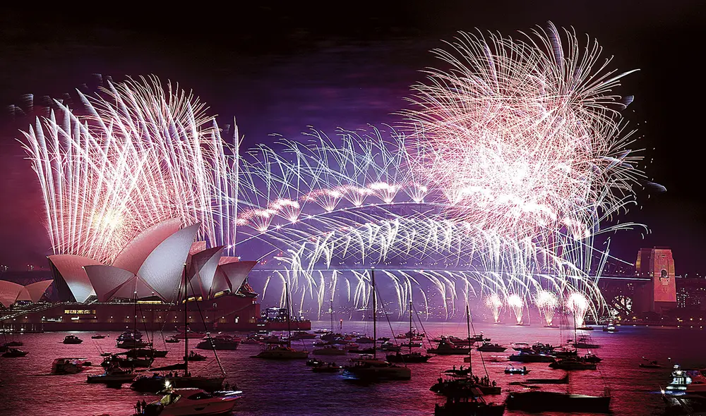 La ciudad australiana de Sídney fue una de las primeras en celebrar el nuevo año, y lo hizo con su acostumbrado juego de pirotecnia. Foto: AFP La ciudad australiana de Sídney fue una de las primeras en celebrar el nuevo año, y lo hizo con su acostumbrado juego de pirotecnia. Foto: AFP
