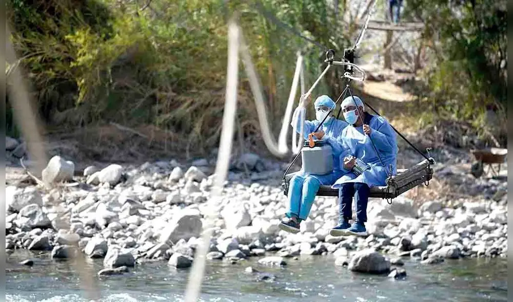 Loable El fotoperiodista Diego Ramos retrata a enfermeros que viajan sobre un andarivel para cruzar el río Colca e inmunizar a poblados de Castilla que viven incomunicados. Loable El fotoperiodista Diego Ramos retrata a enfermeros que viajan sobre un andarivel para cruzar el río Colca e inmunizar a poblados de Castilla que viven incomunicados.