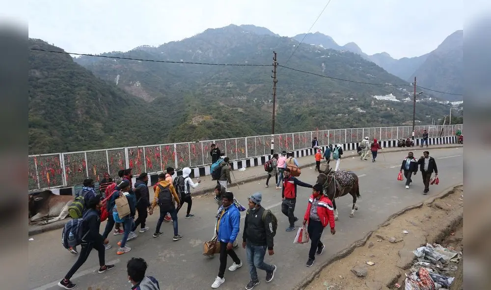 Los devotos están en cola en un punto de riesgo a lo largo del camino para visitar el santuario Vaishno Devi, uno de los sitios hindúes más venerados del país. Foto: AFP