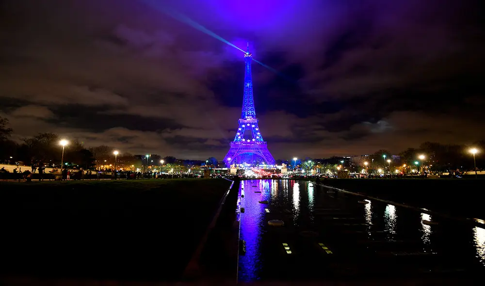 Francia fue una de las naciones con espectáculo para recibir el Año Nuevo 2022. Foto: AFP Francia fue una de las naciones con espectáculo para recibir el Año Nuevo 2022. Foto: AFP