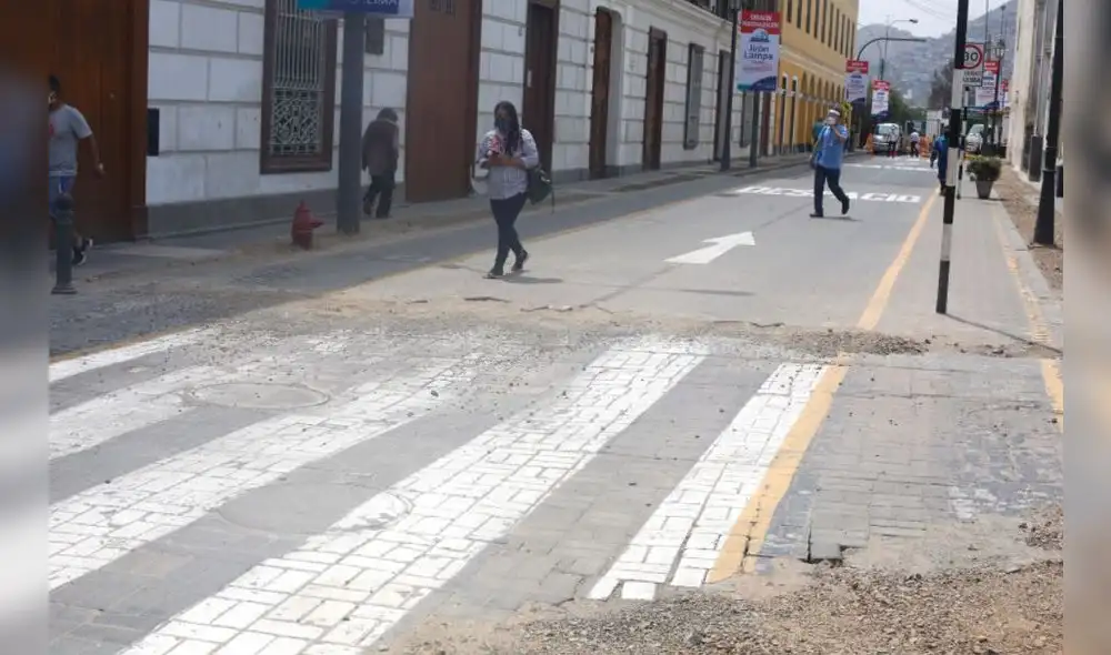 Peatones transitan por el jirón Lampa. Foto: La República / Carlos Contreras