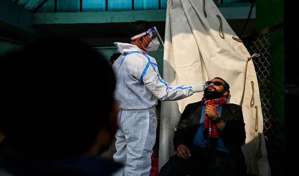 La variante ómicron de coronavirus ha cambiado la posición de los gobiernos ante la pandemia. Foto: AFP La variante ómicron de coronavirus ha cambiado la posición de los gobiernos ante la pandemia. Foto: AFP