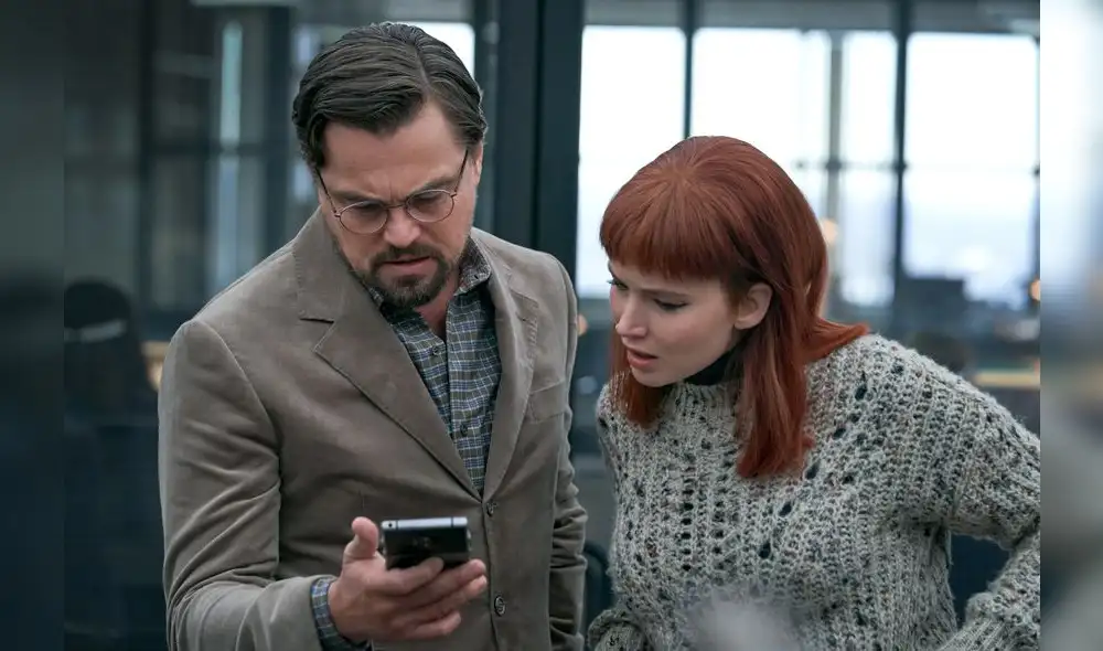 Leonardo DiCaprio, conocido activista medioambiental, y Jennifer Lawrence en una escena de la película. Foto: Netflix.