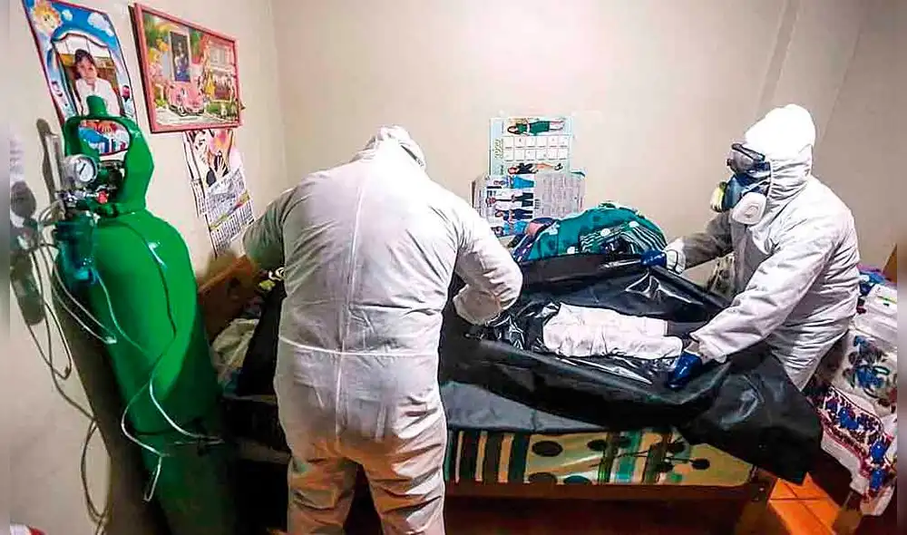 En plena labor. El equipo especial acudía a recoger los cadáveres para enterrarlos. El objetivo era que los deudos no se contagien con la manipulación.