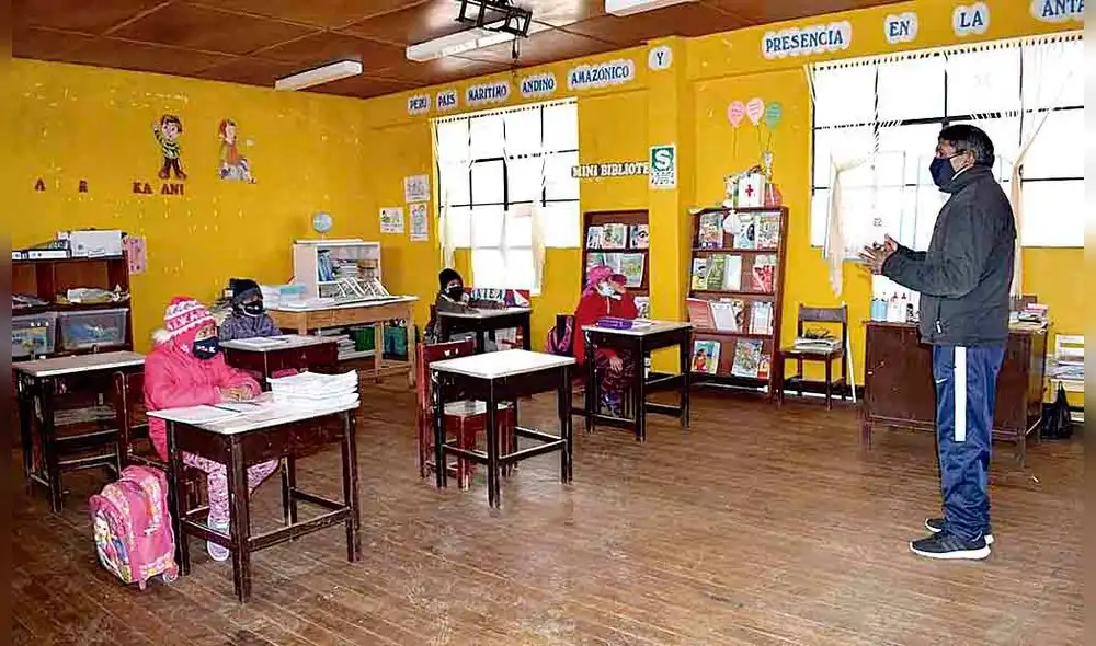 Niños y docentes retornaron a las aulas con la implementación de medidas de bioseguridad.