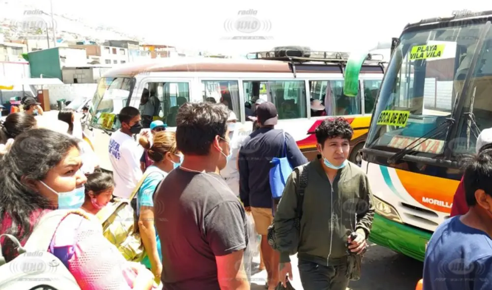 Los pasajeros forman colas para subir a vehículos. Foto: Cortesía Radio Uno