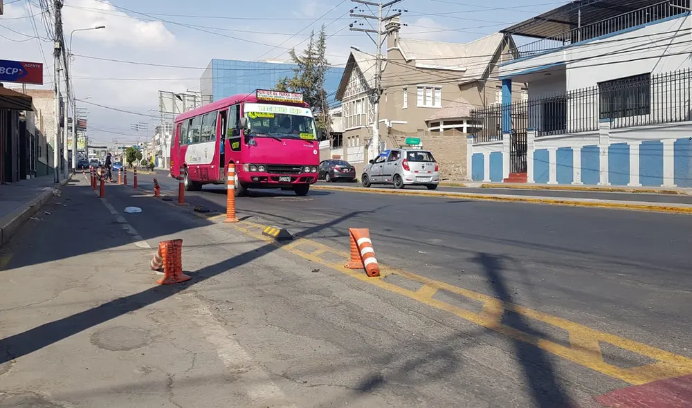 Varios separadores o bolardos lucen aplastados por vehículos motorizados. Foto: URPI/Wilder Pari