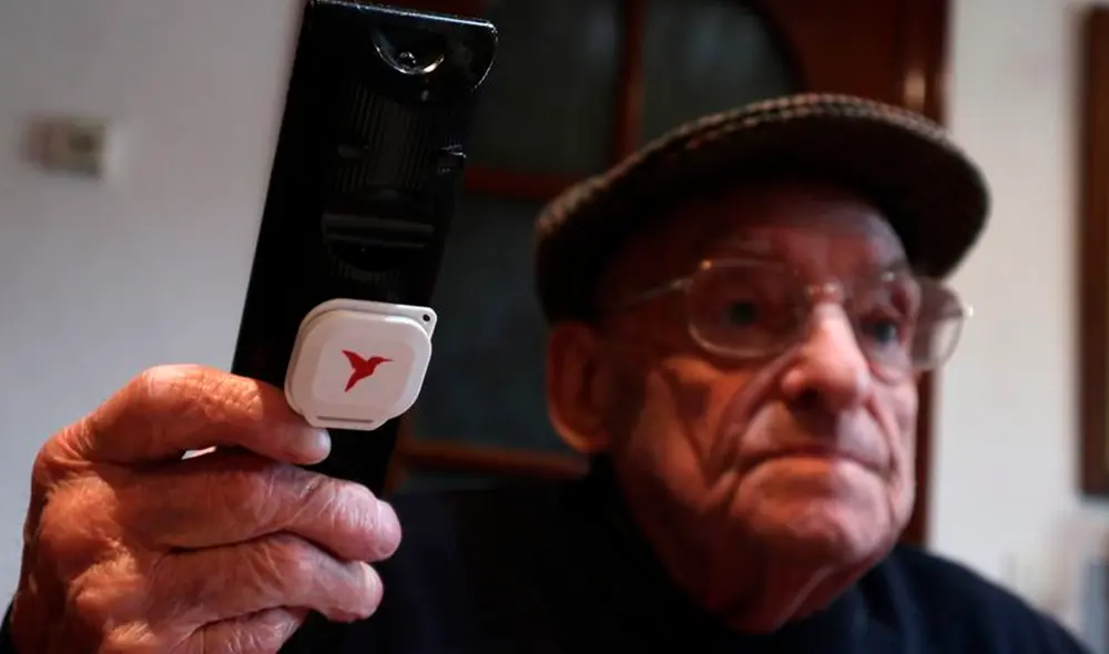 El programa de digitalización, cuidados y atención a personas mayores en el propio hogar se lleva a cabo en colaboración con la empresa tecnológica cordobesa Beprevent. Foto: EFE