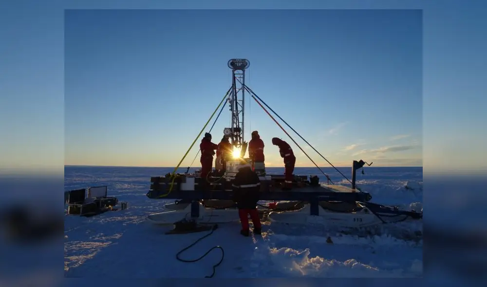 El equipo científico perforando el hielo de la Antártida en busca de vida marina. Foto: Sophie Berger