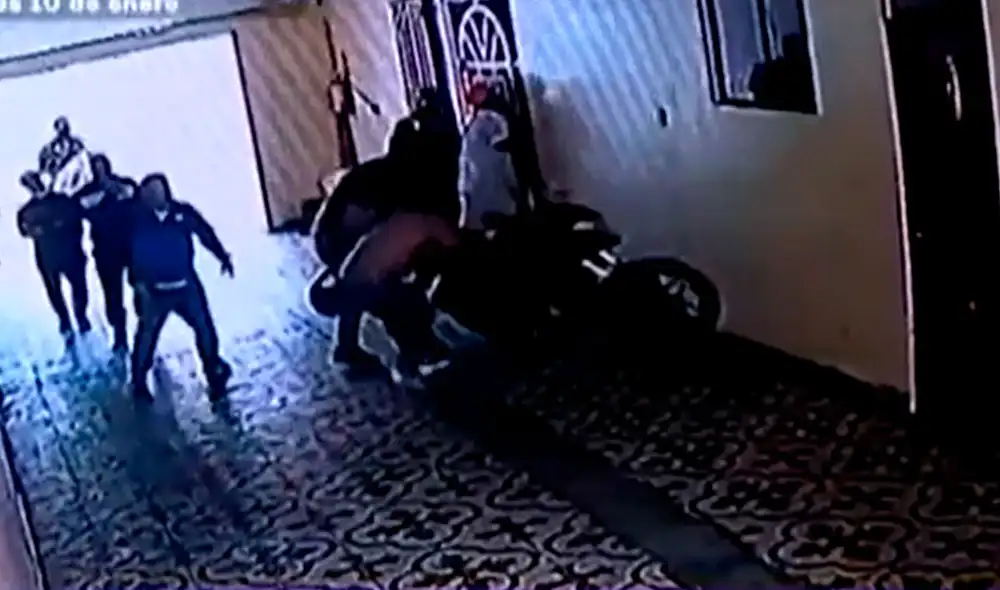 Los hampones provocaron daños que ascienden a 20.000 soles en costo en el hostal ubicado en El Agustino. Foto: captura de Latina Los hampones provocaron daños que ascienden a 20.000 soles en costo en el hostal ubicado en El Agustino. Foto: captura de Latina