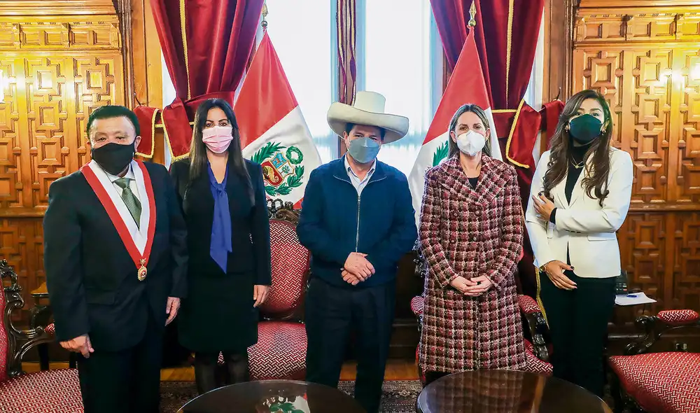 Pedro Castillo-Congreso. Protocolos aparte, el primer pedido de vacancia presidencial vino de una vicepresidenta del Legislativo. Foto: difusión