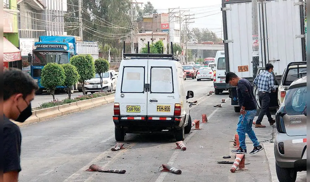 Destrozos. La imagen demuestra que los separadores de las ciclovías fueron destrozados en las diferentes vías donde se instalaron. Foto: La República