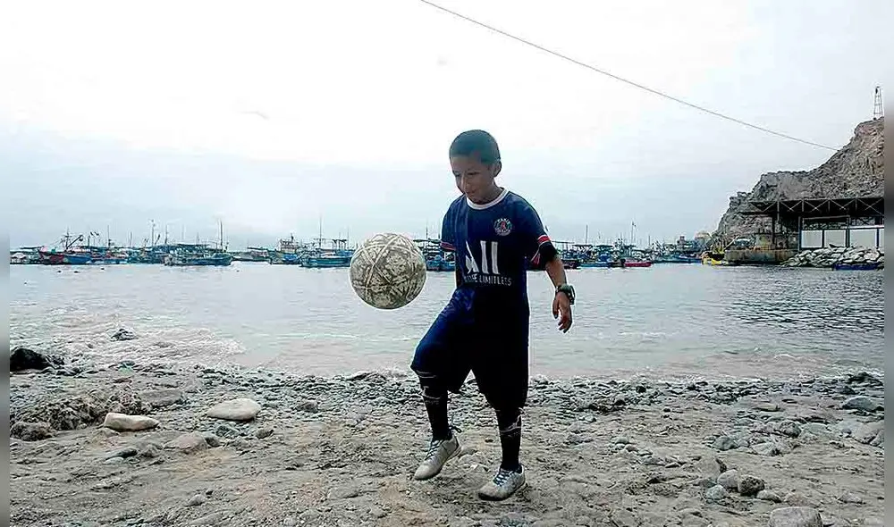 Dominio. Edy Ccolque llegó hasta el muelle de Matarani con su pelota, la domina a la perfección sobre todo con la pierna zurda, es delantero. Foto: La República