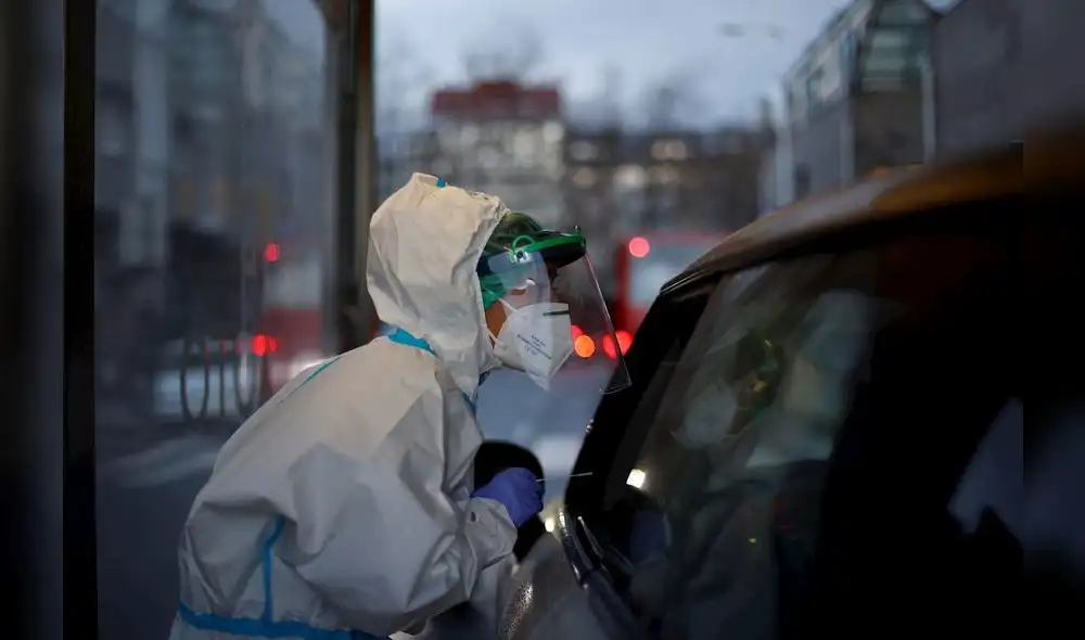 Personal sanitario realiza pruebas PCR en el "covidauto" para detectar las nuevas variantes de la COVID-19, Foto: EFE