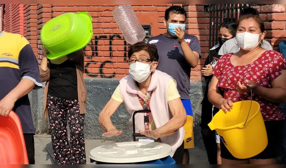 Con tinas, bidones y baldes vacíos hicieron un plantón para hacer su reclamo público. Foto: Jessica Merino/ URPI-LR