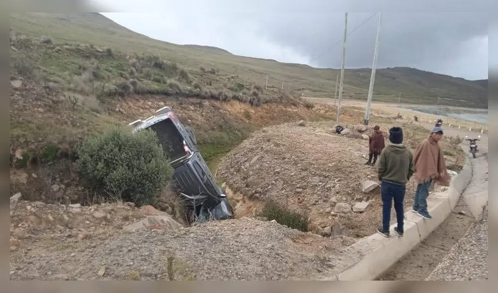Así quedó la camioneta al despistarse en la carretera a la sierra. Foto: Andina Santiago de Chuco