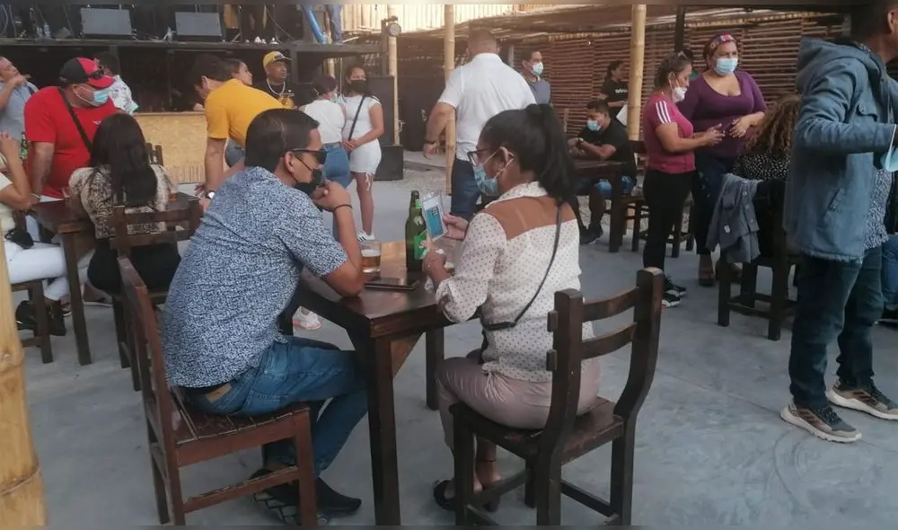 Asistentes incumplían con medidas de bioseguridad contra la COVID-19. Foto: MPCh Asistentes incumplían con medidas de bioseguridad contra la COVID-19. Foto: MPCh