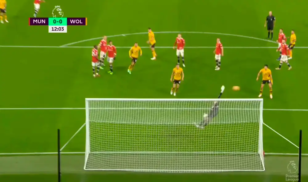 David De Gea volvió a salvar a su equipo ante un potente remate de Ruben Neves. Foto: captura ESPN