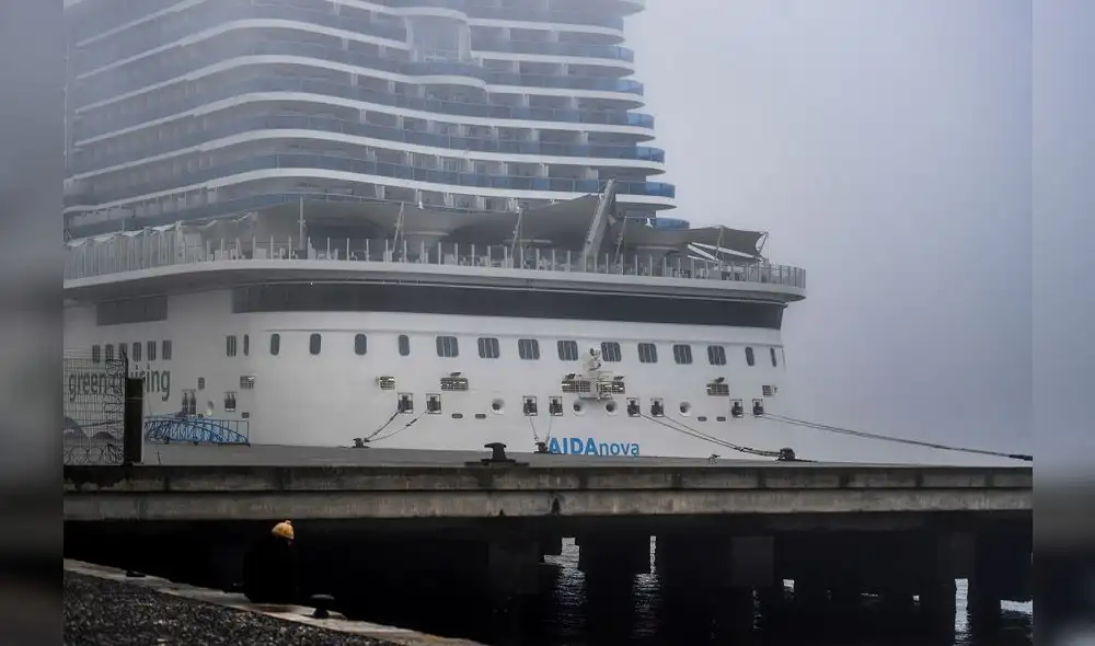 El crucero AIDAnova, anclado en el puerto de Lisboa, será vaciado y su recorrido fue cancelado a mitad del viaje por un brote de coronavirus. Foto: AFP