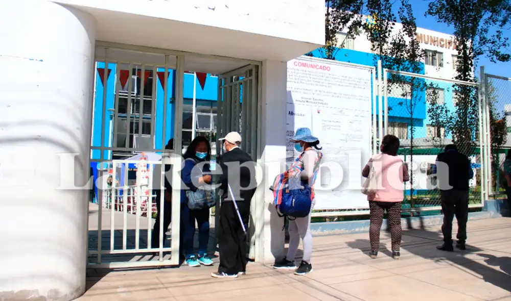Varios usuarios de EsSalud se sorprendieron con el cese del convenio con el Hospital Municipal este lunes. Foto: Zintia Fernández/ La República