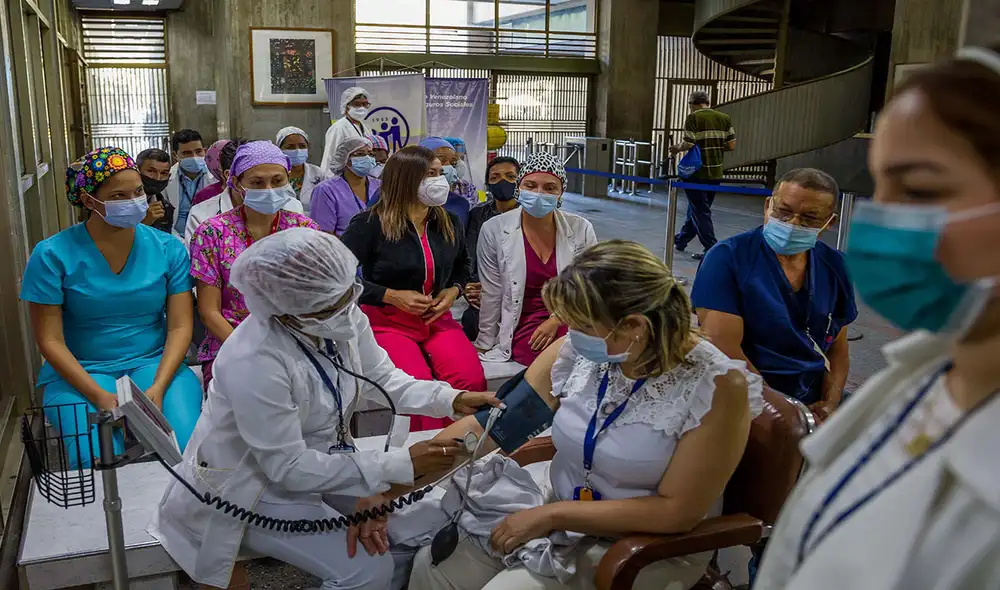 Conoce el precio del dólar según Dólar Monitor y DolarToday en Venezuela, donde comenzaron ya con la aplicación de dosis de refuerzo contra la COVID-19. Foto: EFE Conoce el precio del dólar según Dólar Monitor y DolarToday en Venezuela, donde comenzaron ya con la aplicación de dosis de refuerzo contra la COVID-19. Foto: EFE