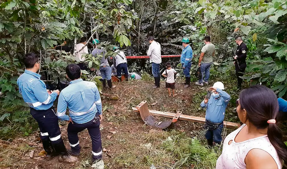 Sellado. Personal técnico de Petroperú colocó una grapa de metal para contener la fuga. Foto: difusión Sellado. Personal técnico de Petroperú colocó una grapa de metal para contener la fuga. Foto: difusión