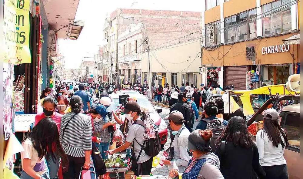 Contagio. Aglomeraciones son un peligro de contagio de ómicron. Se pide respetar medidas de bioseguridad en la ciudad.