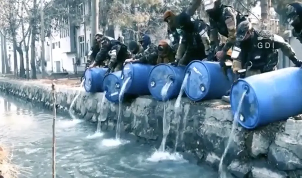 Los miembros de inteligencia arrojaron el alcohol luego de una operación. Foto: captura de DGI Los miembros de inteligencia arrojaron el alcohol luego de una operación. Foto: captura de DGI