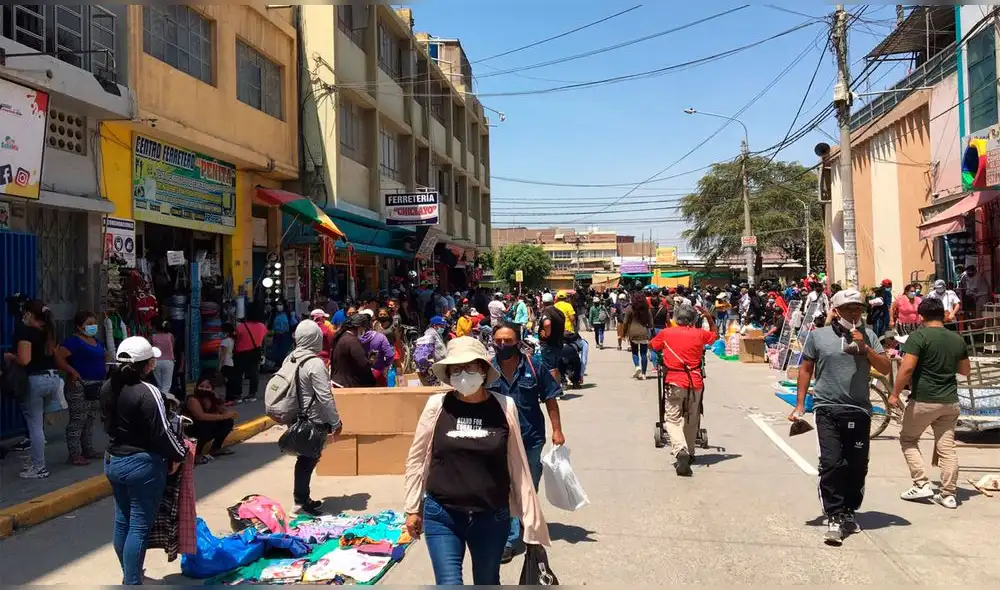 Vías adyacentes al Modelo, como la calle Héroes Civiles, fueron tomadas por informales por fiestas de Navidad y Año Nuevo. Foto: La República Vías adyacentes al Modelo, como la calle Héroes Civiles, fueron tomadas por informales por fiestas de Navidad y Año Nuevo. Foto: La República