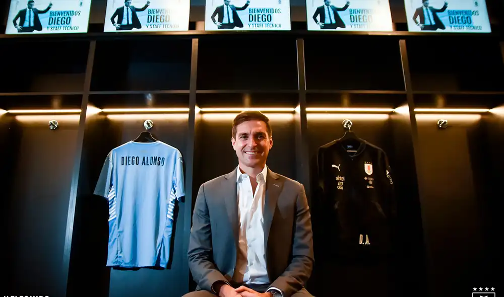 Diego Alonso fue oficializado con el buzo de la Celeste. Foto: Selección uruguaya