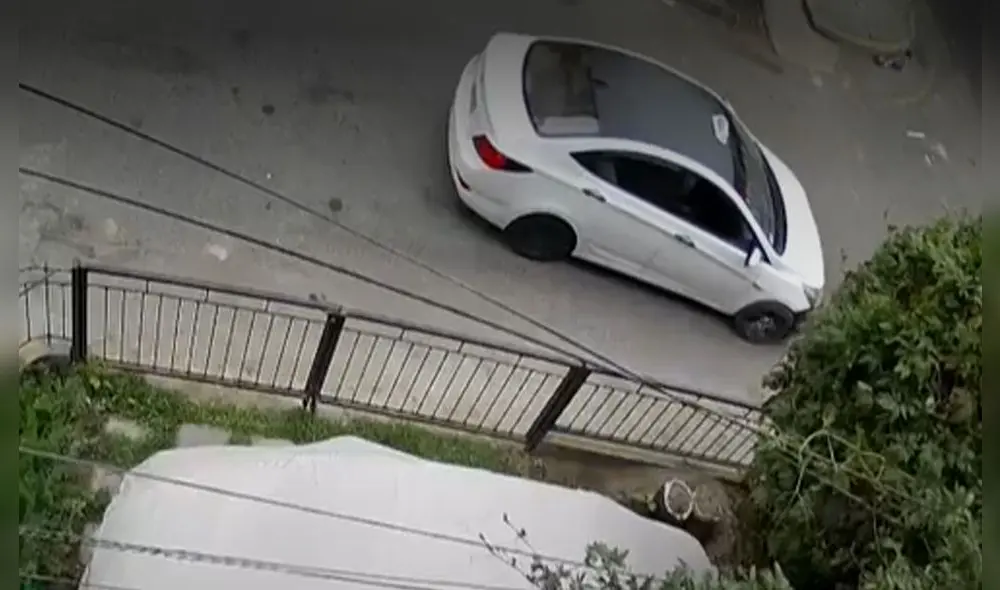 Joven pidió ayuda de los vecinos para volver a su casa. Foto: captura de América