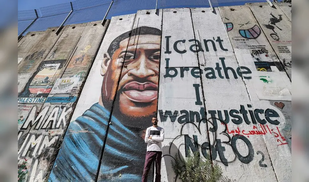 Mural pintado por el artista Taqi Spateen que representa a George Floyd, un hombre negro desarmado que murió después de que un policía blanco se arrodillara en el cuello durante un arresto. Foto: AFP