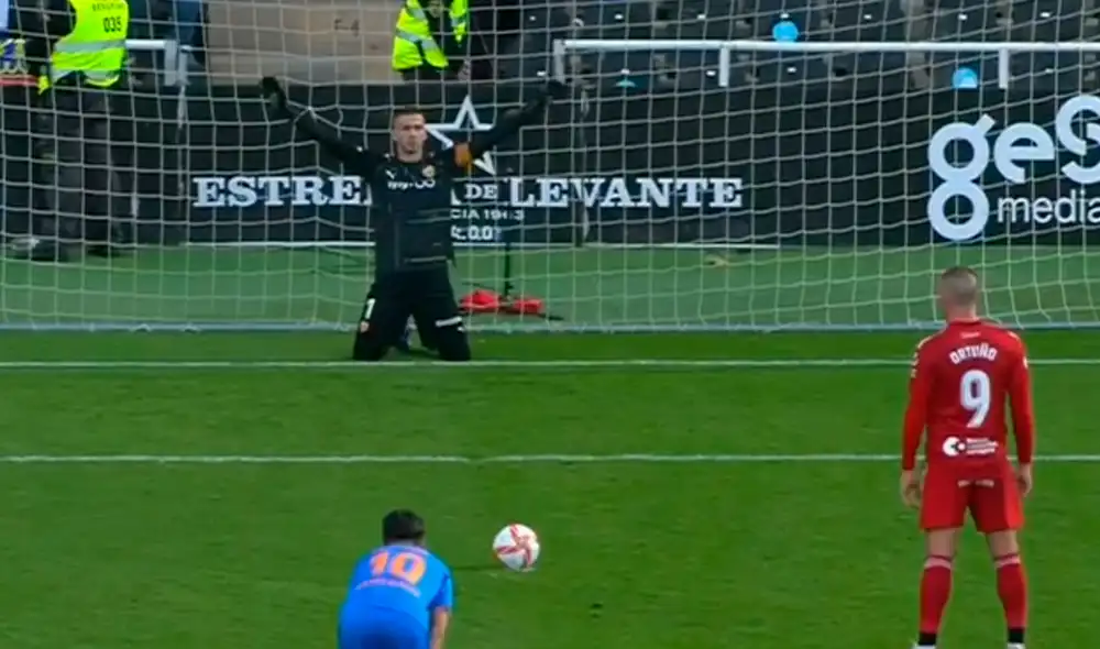 Insólita postura del guardameta del Valencia. Foto: Captura ESPN Insólita postura del guardameta del Valencia. Foto: Captura ESPN