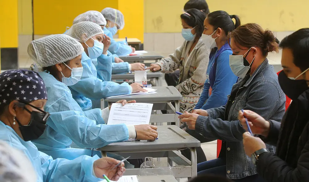 El ministró exhortó a recibir la vacuna contra la COVID-19 en los distintos puntos habilitados por el Minsa. Foto: Grupo La República