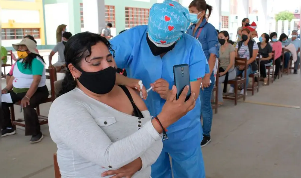 En los puntos de inmunización se aplican primeras, segundas y terceras dosis de la vacuna. Foto: Geresa Lambayeque. En los puntos de inmunización se aplican primeras, segundas y terceras dosis de la vacuna. Foto: Geresa Lambayeque.