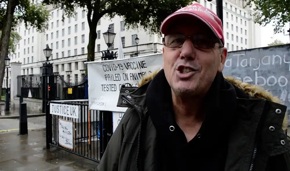 Geza Tarjanyi es un antivacuna reconocido en Reino Unido. Foto: captura de derek farrell Music on the Isle Of Wight / YouTube