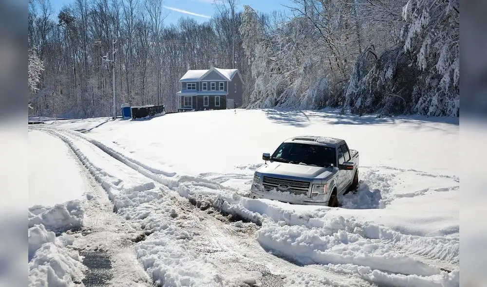 Varios conductores se han quedado muchas horas dentro de sus vehículos esperando que las autoridades despejen la zona. Foto: AFP y Video: FOX5