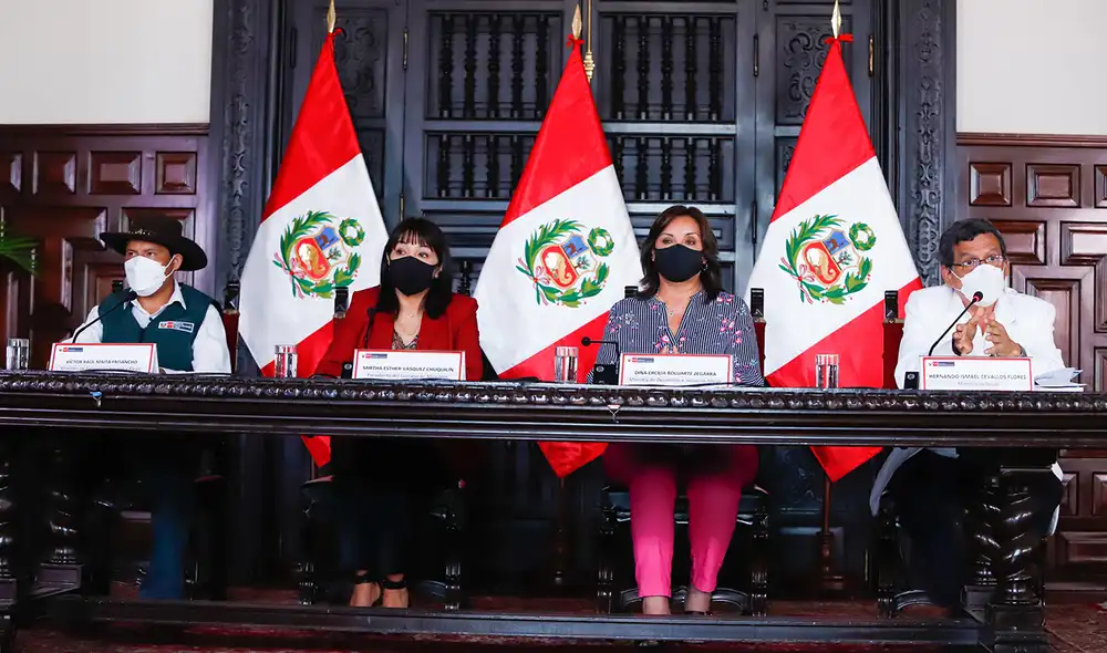 La titular de la PCM, Mirtha Vásquez, juntos con los ministros Hernando Cevallos (Salud), Víctor Mayta (Agricultura y Riego) y Dina Boluarte (Desarrollo e Inclusión Social). Foto: PCM La titular de la PCM, Mirtha Vásquez, juntos con los ministros Hernando Cevallos (Salud), Víctor Mayta (Agricultura y Riego) y Dina Boluarte (Desarrollo e Inclusión Social). Foto: PCM