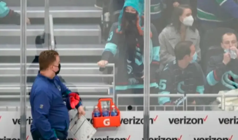 Nadia Popovici, con el gorro celeste, detrás de Brian Hamilton. Foto: NHL-Kraken