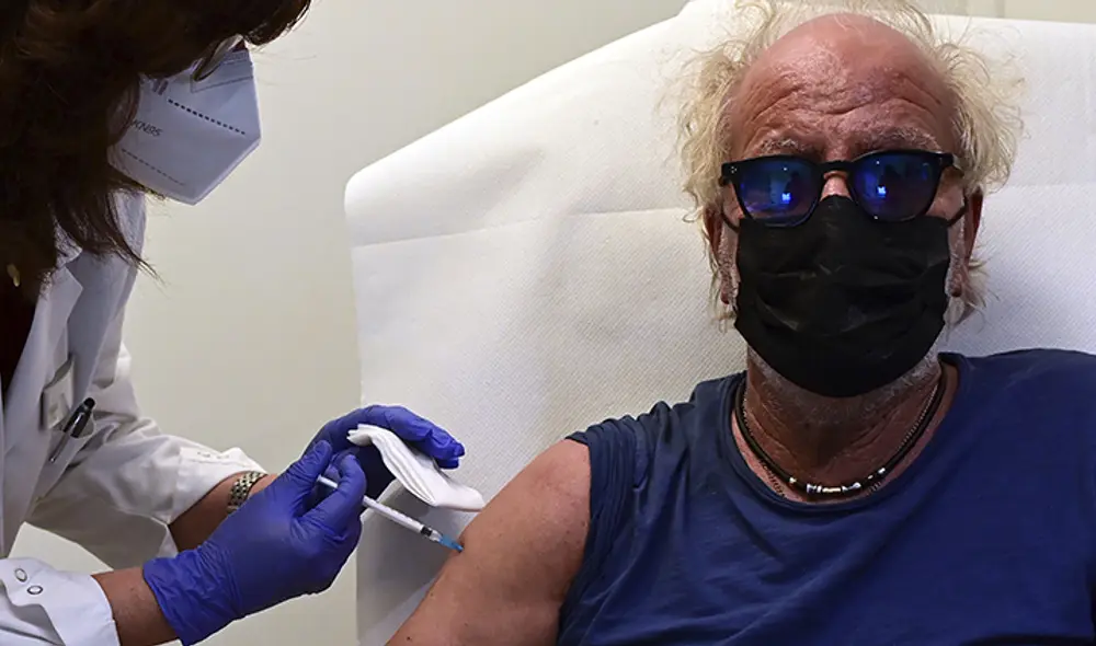 Un trabajador de la salud en Italia administra una dosis de la vacuna Johnson & Johnson (Janssen) contra la COVID-19. Foto: AFP Un trabajador de la salud en Italia administra una dosis de la vacuna Johnson & Johnson (Janssen) contra la COVID-19. Foto: AFP