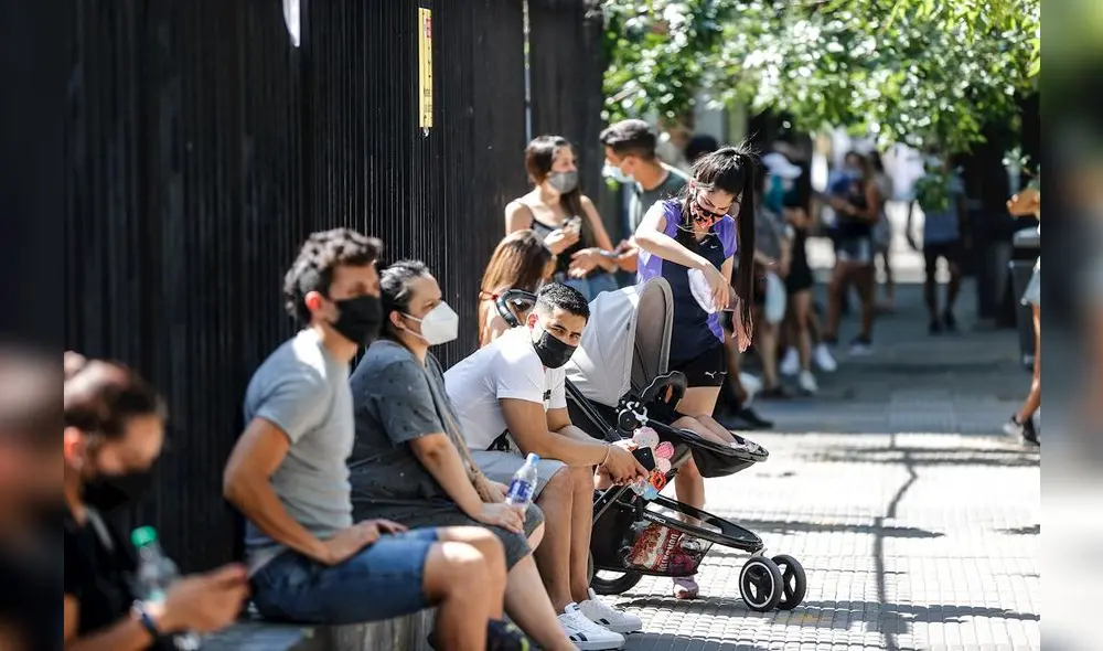 Personas esperan en una fila para realizarse una prueba para detectar COVID-19 en Buenos Aires (Argentina). Foto: EFE
