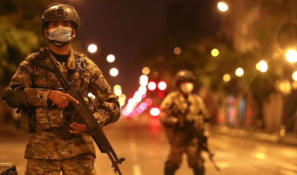 La restricción horaria continúa siendo una medida que la gestión del titular del Minsa, Hernando Cevallos, y Avelino Guillén, ministro del Interior, promueven desde sus carteras. Foto: Andina/difusión.